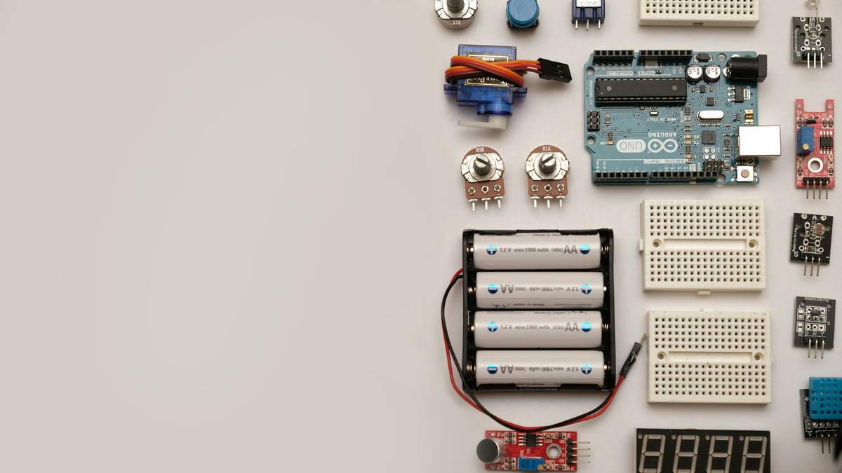 Infographic showing top 5 beginner errors in Arduino: wrong resistor values, floating pins, power supply issues, ungrounded sensors, and incorrect library installation