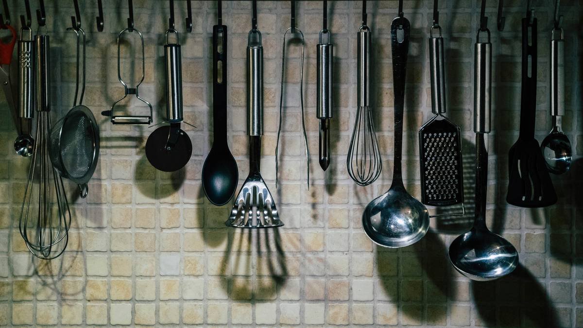 Side-by-side comparison of silicone, wood, and nylon candy stirring spoons showing heat resistance ratings and pot compatibility